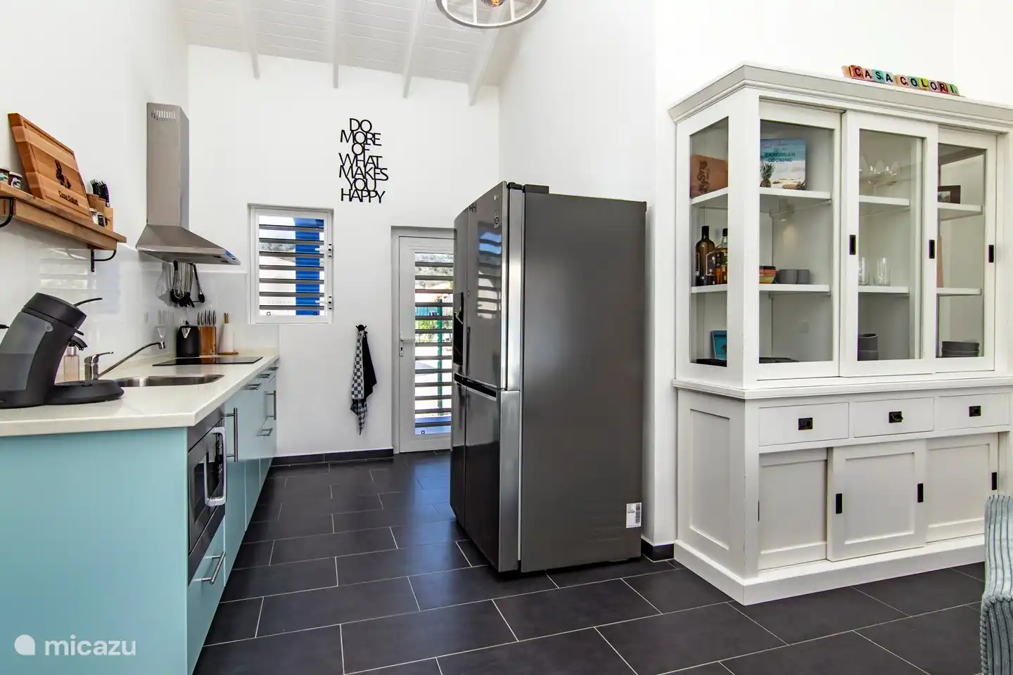 Cocina con varios equipos y nevera americana.