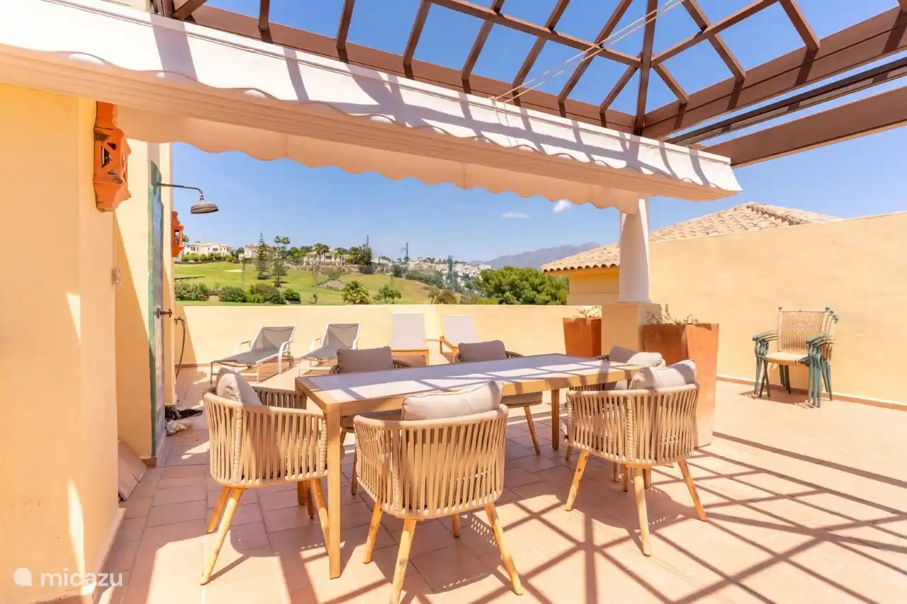 Sehr geräumige Dachterrasse mit Essbereich mit Grill und Sonnenliegen, einschließlich Außendusche zum Abkühlen. Oder nehmen Sie ein Bad im gemeinschaftlichen Außenpool der Wohnanlage