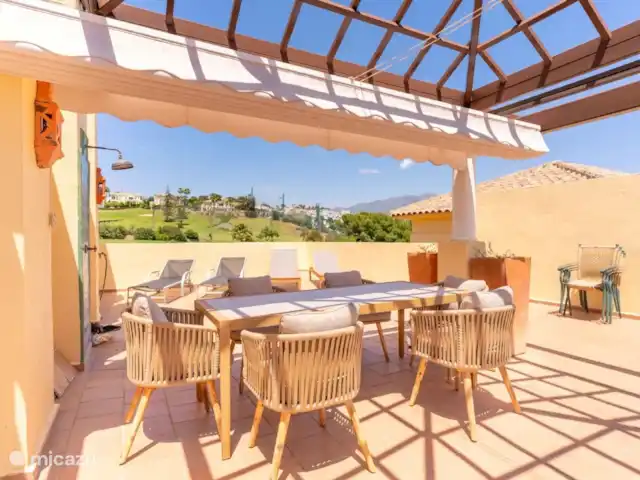 Penthouse Los Arqueros vue mer | Espagne, Costa del Sol, Benahavis - penthouse terrasse sur le toit très spacieuse avec salle à manger avec barbecue et chaises longues, y compris une douche extérieure pour se rafraîchir. Ou plongez dans la piscine extérieure commune du complexe résidentiel