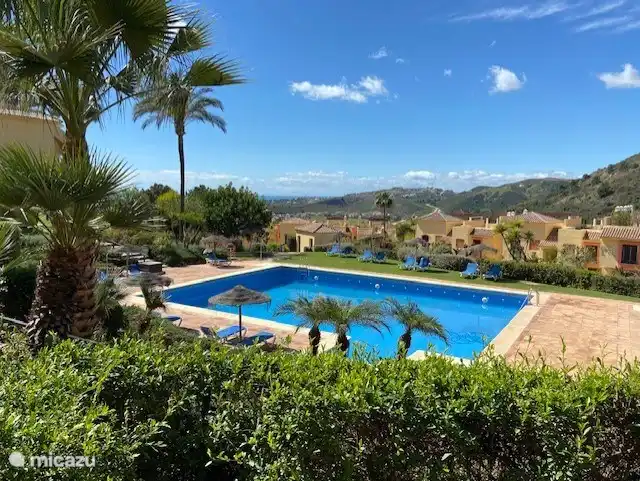 gemeinschaftlicher Außenpool der Wohnanlage