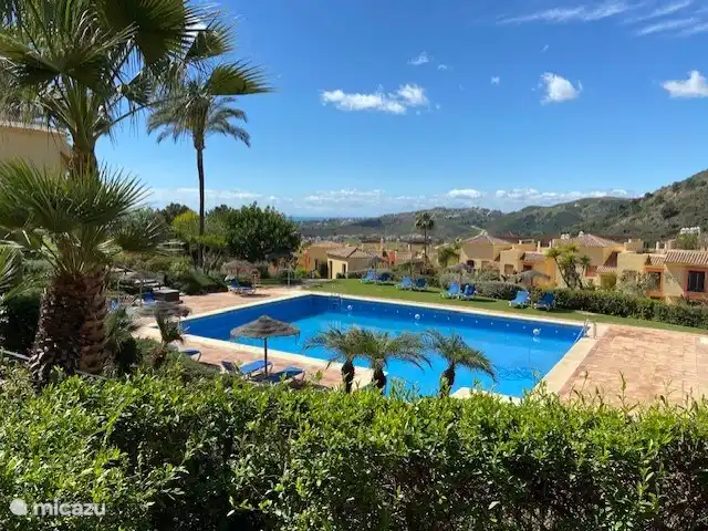 Penthouse Los Arqueros vue mer | Espagne, Costa del Sol, Benahavis - penthouse piscine extérieure commune du complexe résidentiel