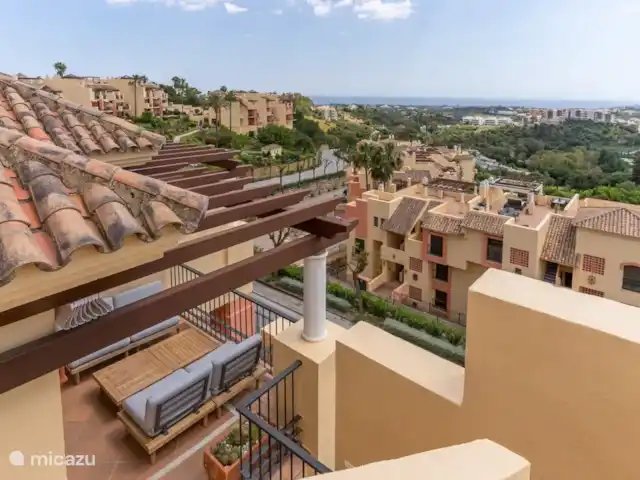 Penthouse Los Arqueros vue mer | Espagne, Costa del Sol, Benahavis - penthouse photo du salon sur le balcon, photo prise de l'escalier vers la terrasse sur le toit