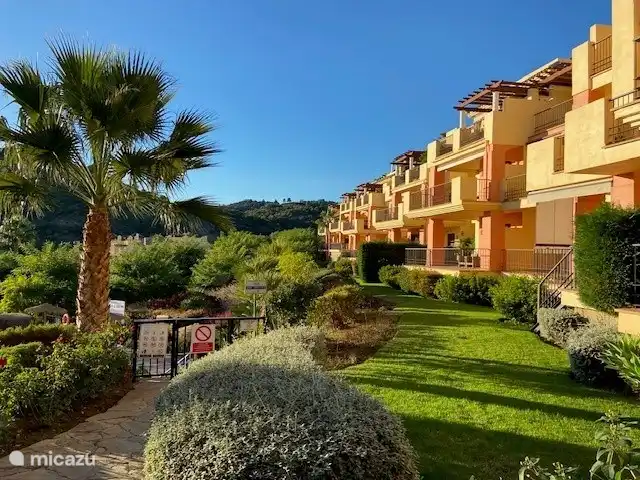Penthouse Los Arqueros vue mer | Espagne, Costa del Sol, Benahavis - penthouse vue de l'arrière du complexe, prise de la piscine. Penthouse est plus vers la fin vu d'ici