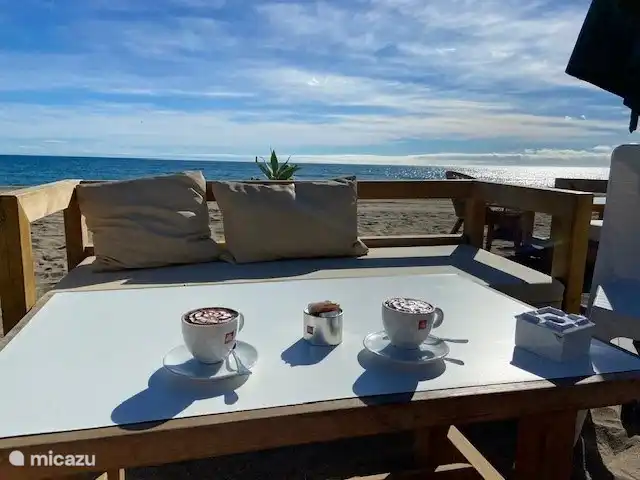 Große Auswahl an Strandbars entlang des Boulevards zwischen San Pedro de Alcantara und Marbella.