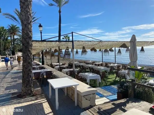 eine der vielen gemütlichen strandbars in san pedro de alcantara