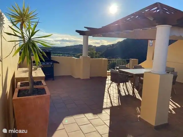 Speisen auf der Dachterrasse mit Meer- und Bergblick