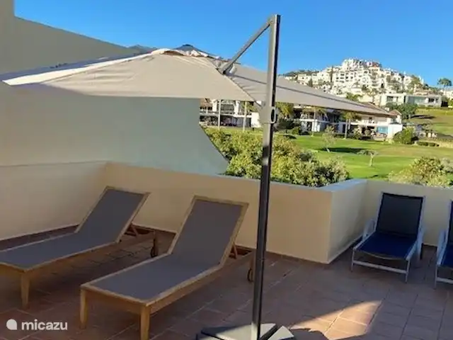 Penthouse Los Arqueros vue mer | Espagne, Costa del Sol, Benahavis - penthouse bronzer sur le toit-terrasse avec le club-house du club de golf de los arqueros en arrière-plan