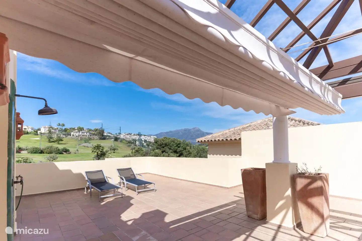 dachterrasse mit blick auf den golfplatz und das clubhaus des los arqueros country club. Dachterrasse mit Außendusche und Markise (Foto aufgenommen, als die Essgarnitur noch nicht da war)