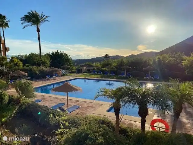 Penthouse Los Arqueros vue mer | Espagne, Costa del Sol, Benahavis - penthouse belle piscine. Emplacement fantastique avec un beau jardin autour