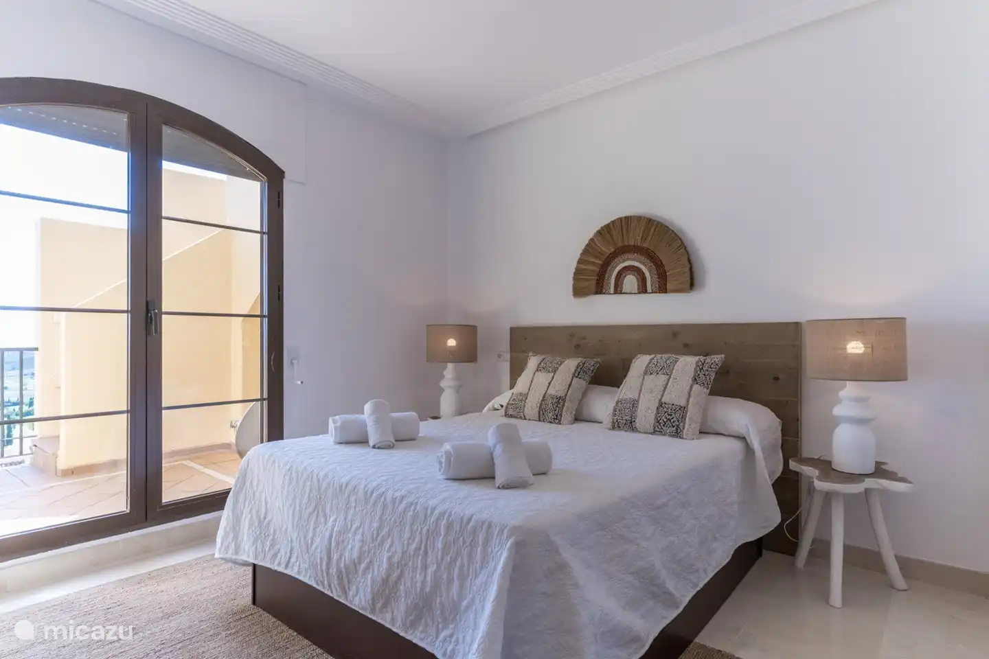 Hauptschlafzimmer mit Terrassentüren