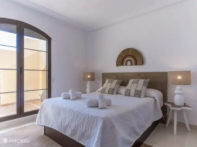 Penthouse Los Arqueros vue mer | Espagne, Costa del Sol, Benahavis - penthouse chambre des maîtres avec porte-patio