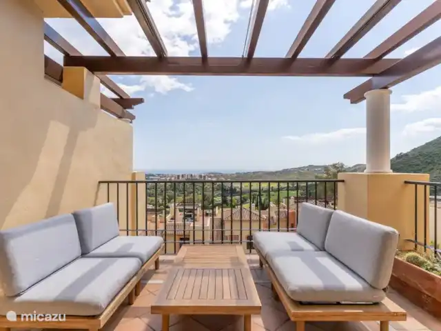 Penthouse Los Arqueros vue mer | Espagne, Costa del Sol, Benahavis - penthouse balcon avec vue mer. Idéal pour se prélasser après une journée à la mer ou au golf. Accessible du salon par des portes-fenêtres,