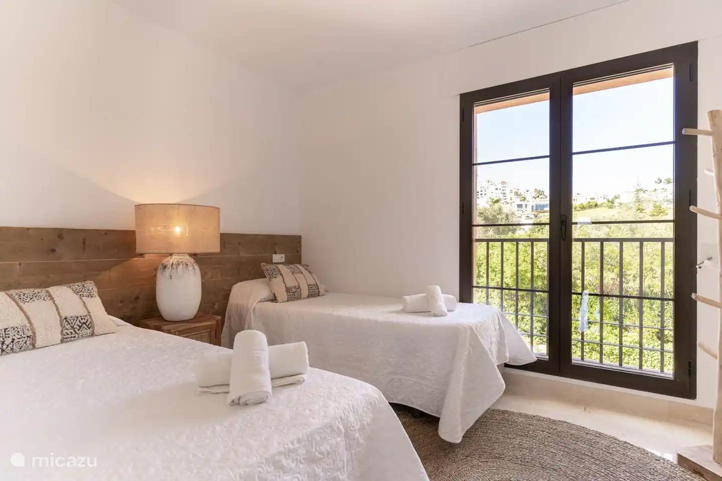 zweites Schlafzimmer mit 2 Einzelbetten. Blick auf den Golfplatz