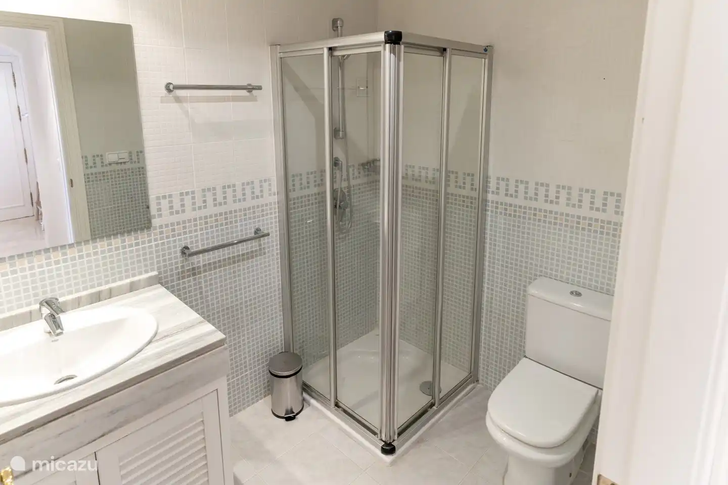 eines der beiden Badezimmer