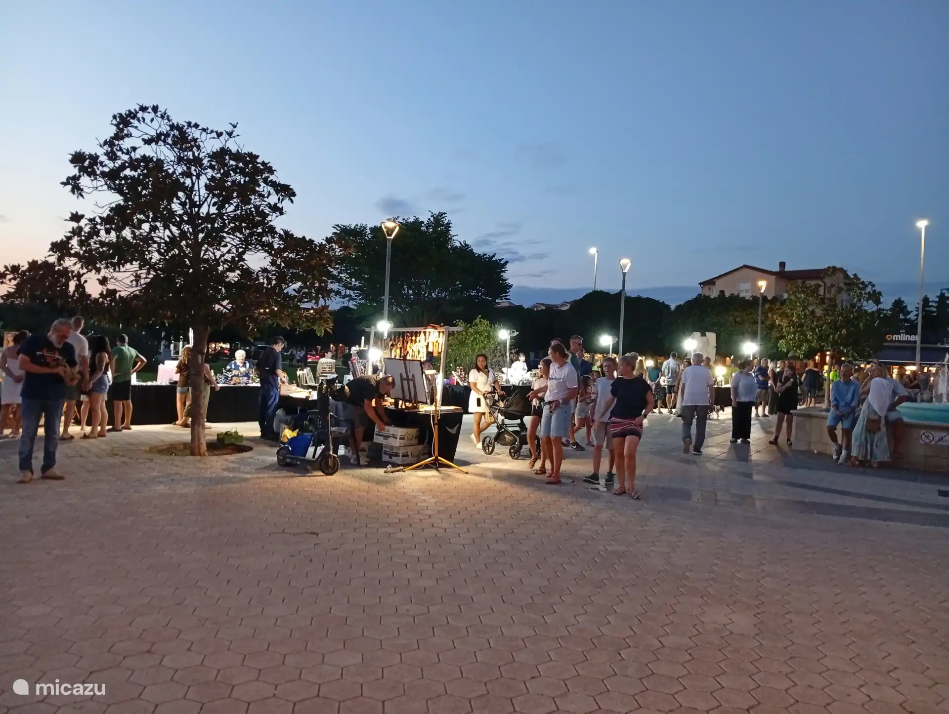 Los puestos locales en el paseo marítimo ofrecen productos hechos con amor: desde joyas hechas a mano hasta cremas naturales. Un momento atmosférico para degustar y llevarse algo especial a casa