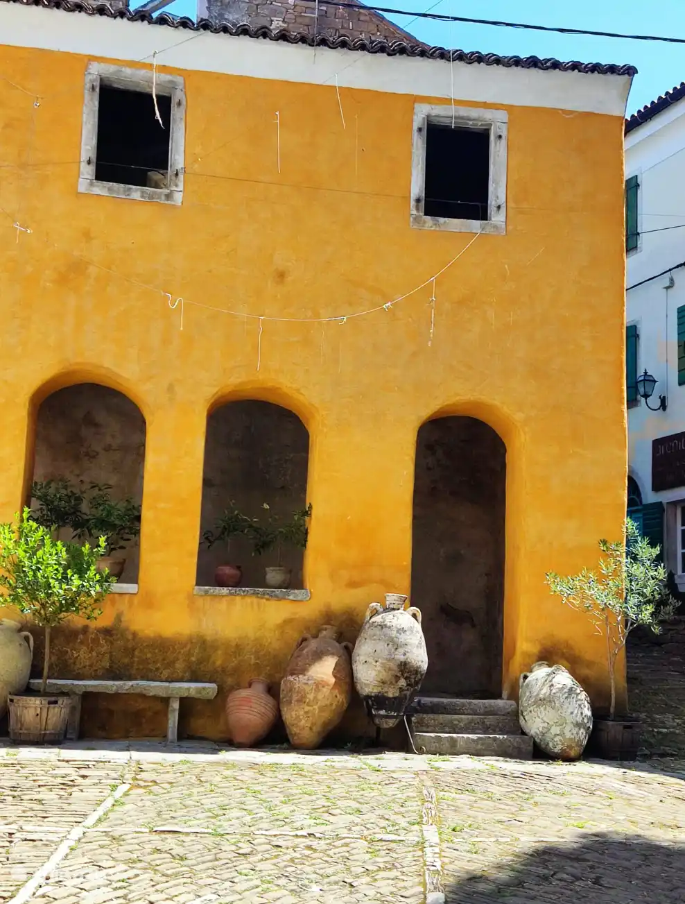 Un pueblo de Istria encantado con sus encantadoras callejuelas, sus tranquilas cabañas y su cálido ambiente. Encontrará hospitalidad, tradiciones locales y una hermosa vista del mar o las colinas.