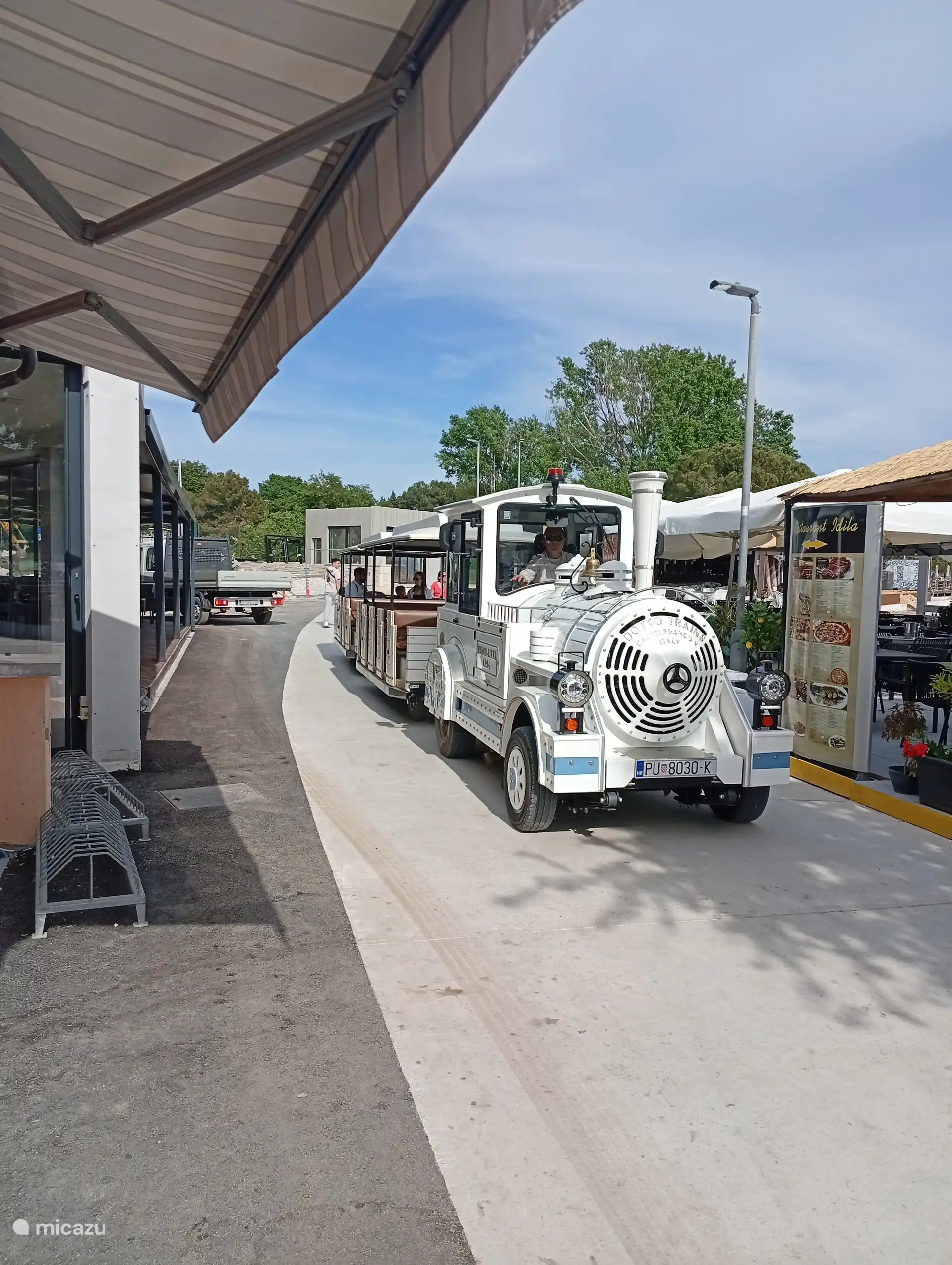 Train panorama – profitez d’un voyage enchanteur le long de côtes baignées de soleil, de recoins cachés et de vues à couper le souffle.