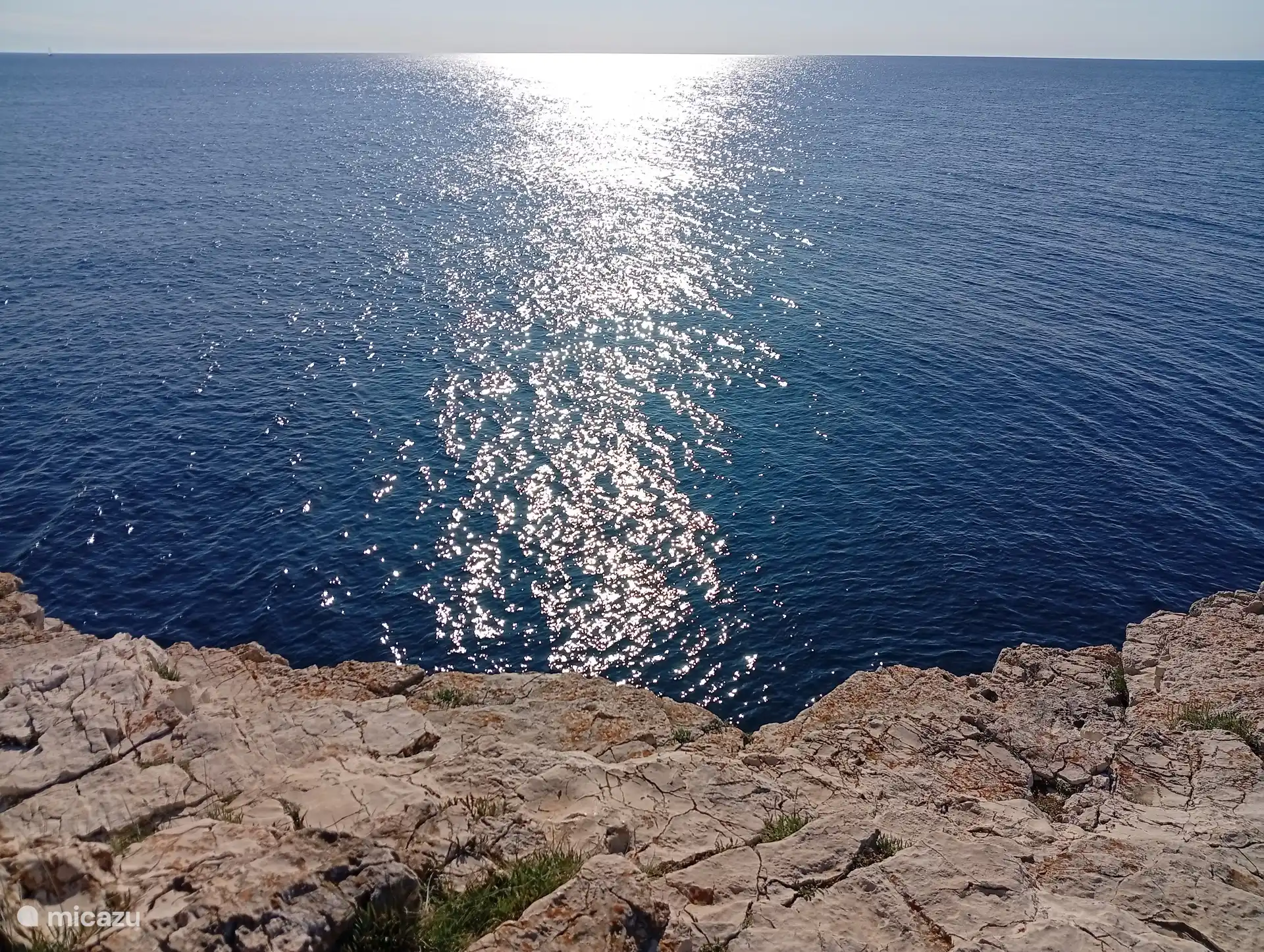 Un moment de repos entre les rochers de Verudela, là où la mer et le silence se rencontrent.