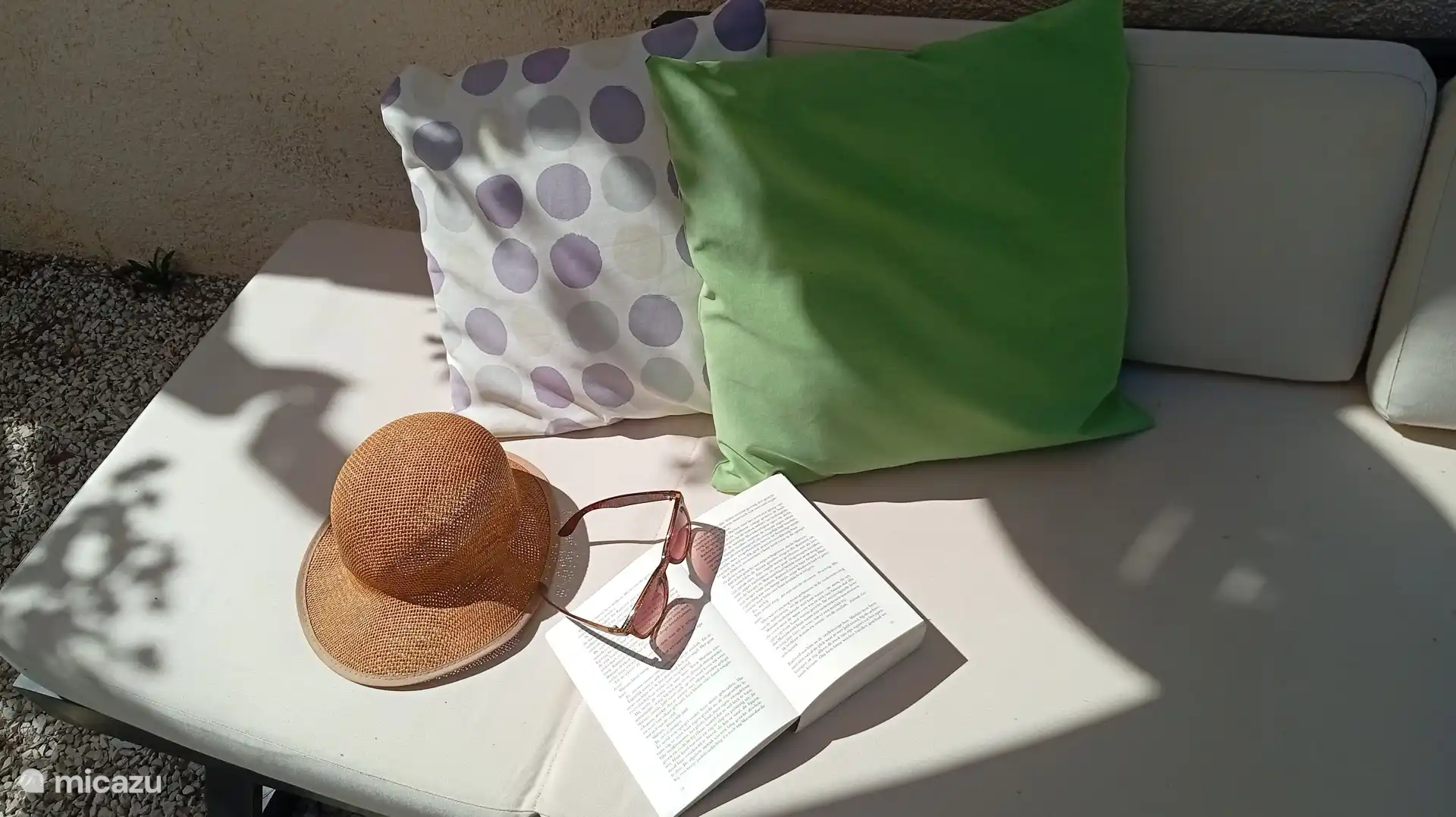 Pause café avec un joli livre. Un moment de repos après la mer et l’agitation