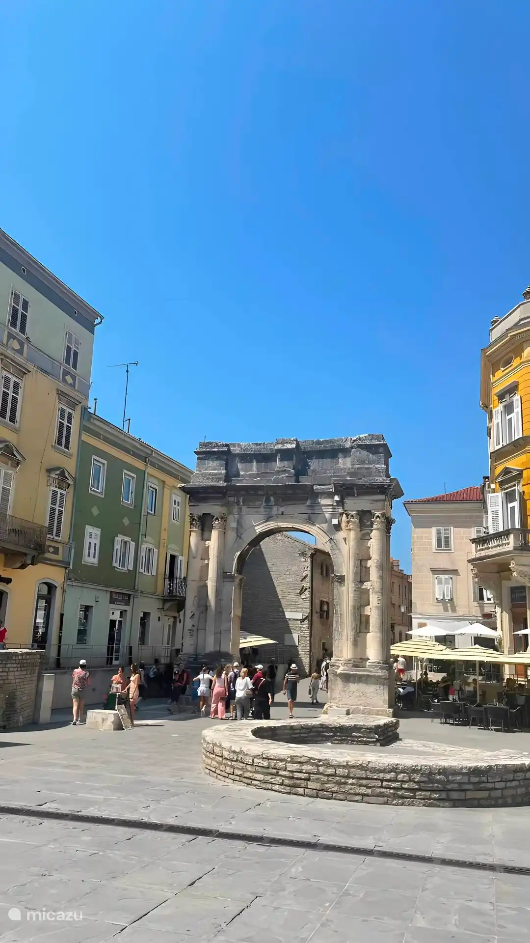 Ariche van de Sergiërs (Pula)-een stukje geschiedenis midden in het levendige stadsleven van nu.