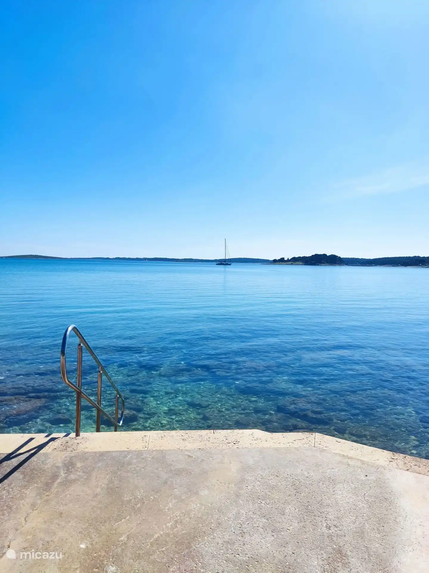 Playa Belvedere: una combinación de belleza natural e instalaciones modernas, lo que la convierte en un lugar atractivo tanto para la relajación como para la recreación. 