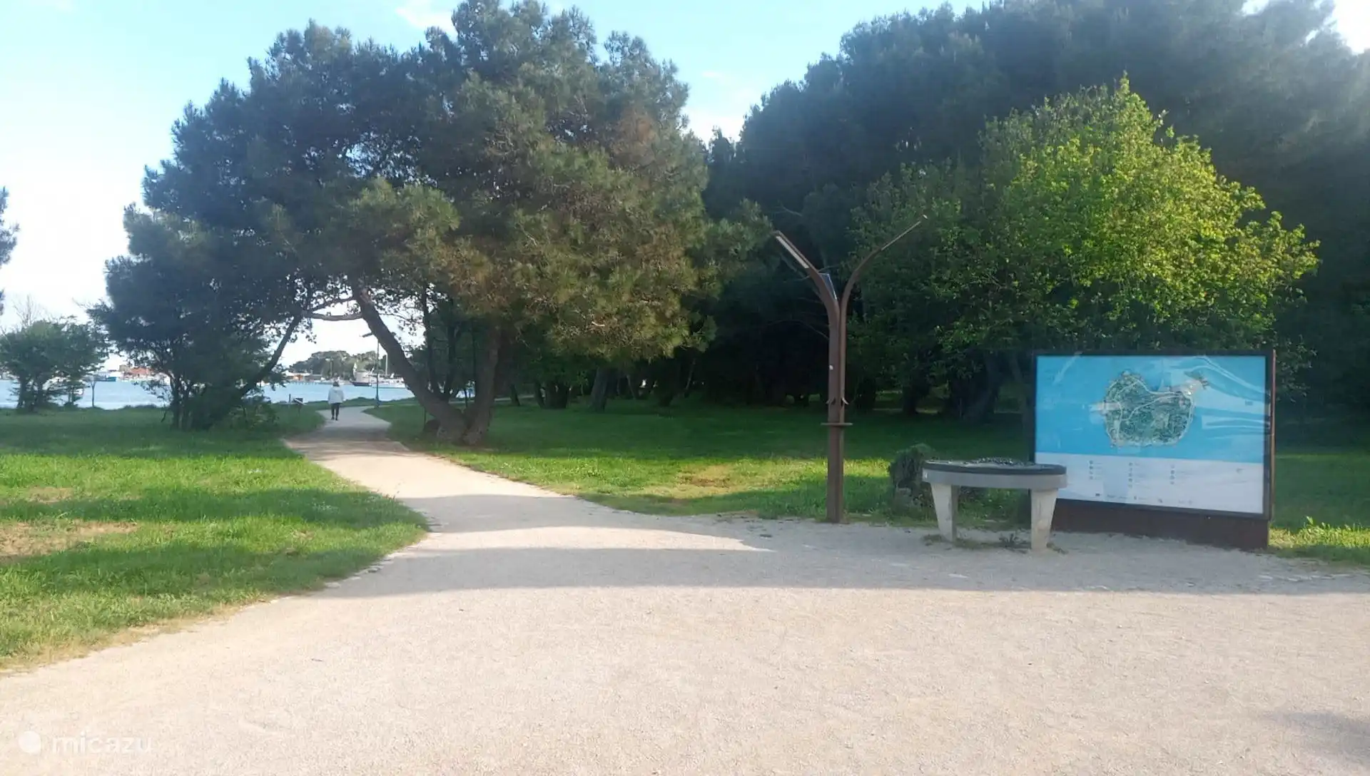 Parque Arqueológico de Vizula - una hermosa ruta de senderismo en Medulin. Aquí encontrarás paz, naturaleza y un toque de historia. Para los pequeños excursionistas, hay parques infantiles y un parque de aventuras. 
