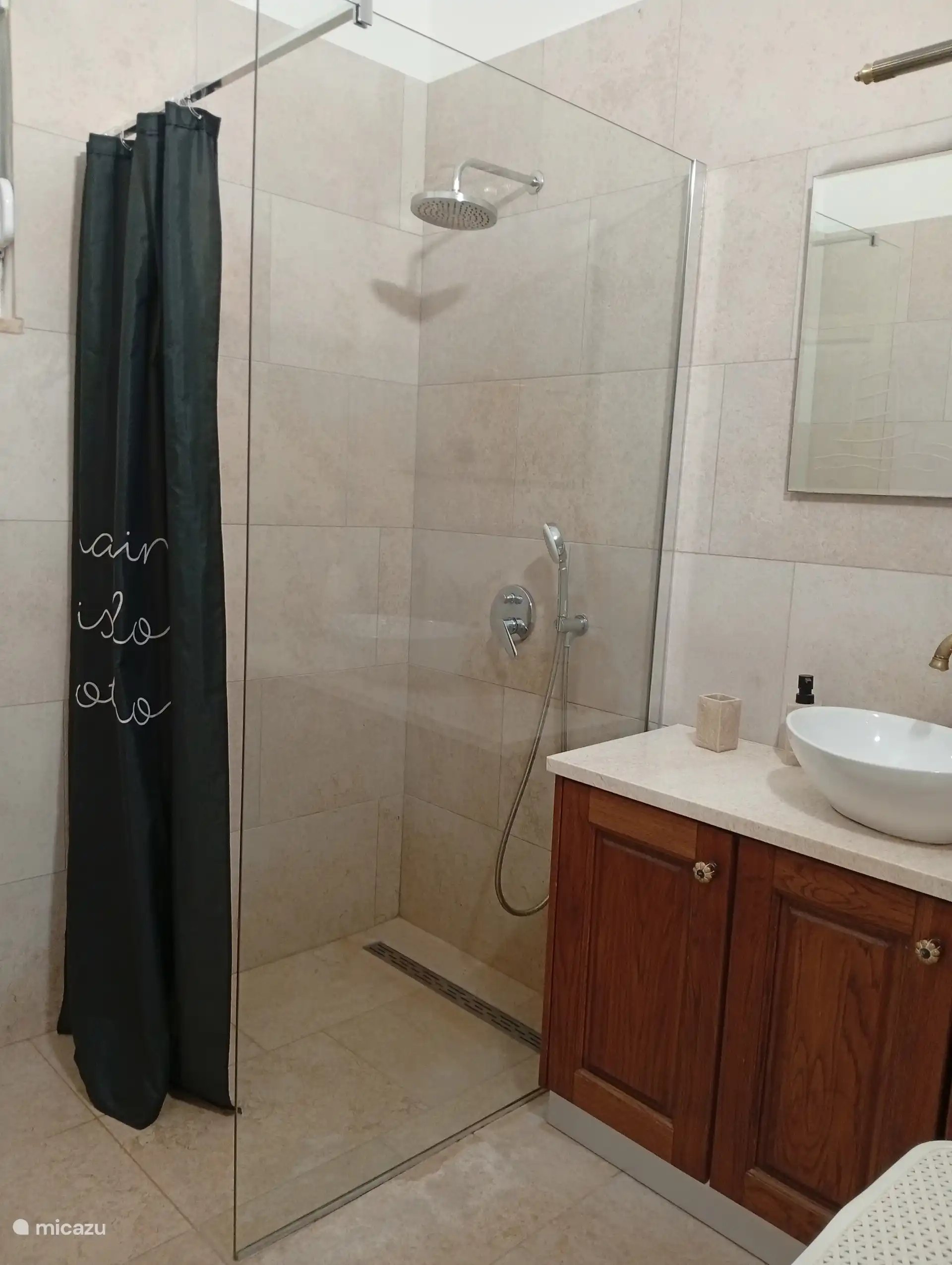 De badkamer met een wastafel en een douche