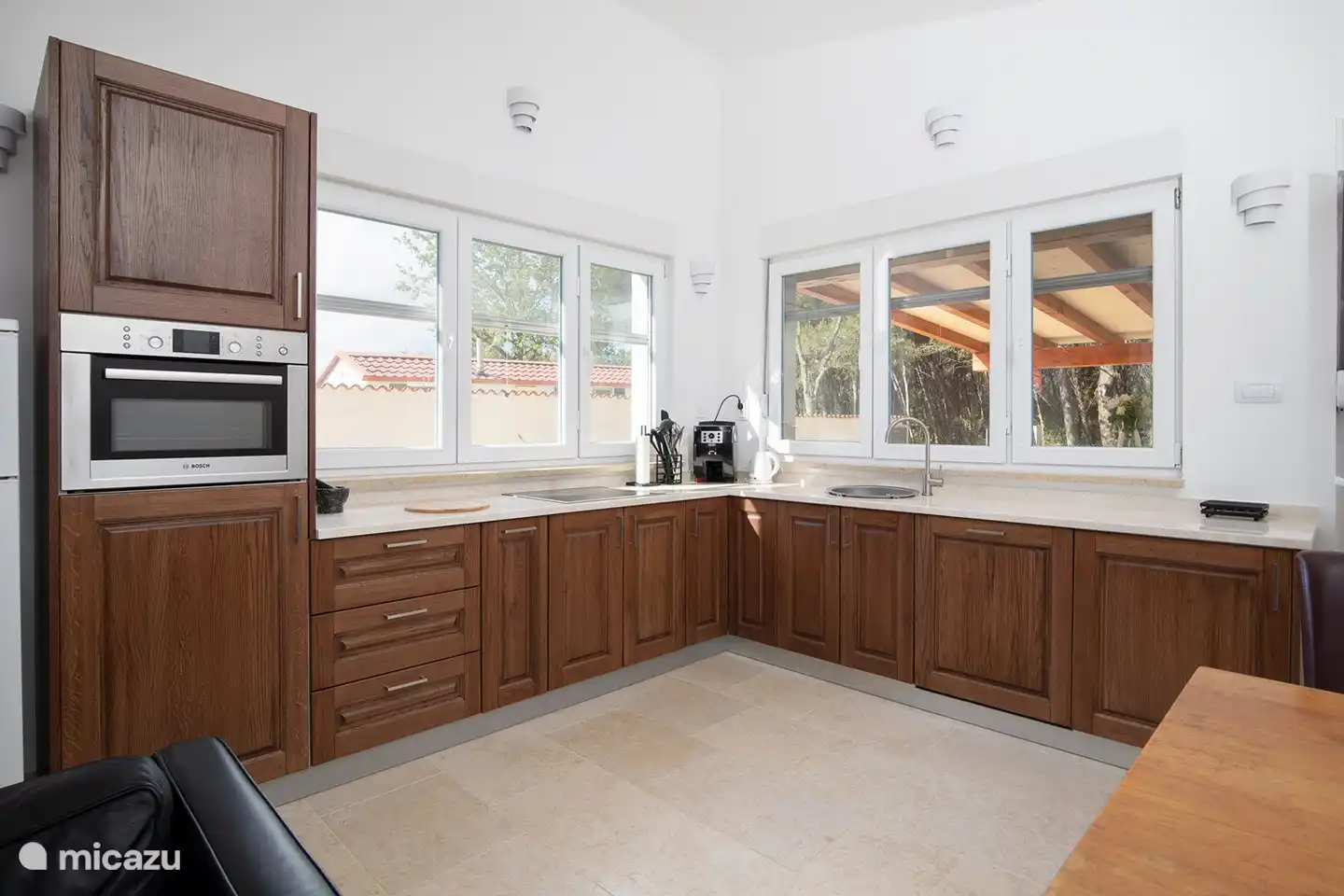 Cocina abierta con vista al estacionamiento y a la terraza