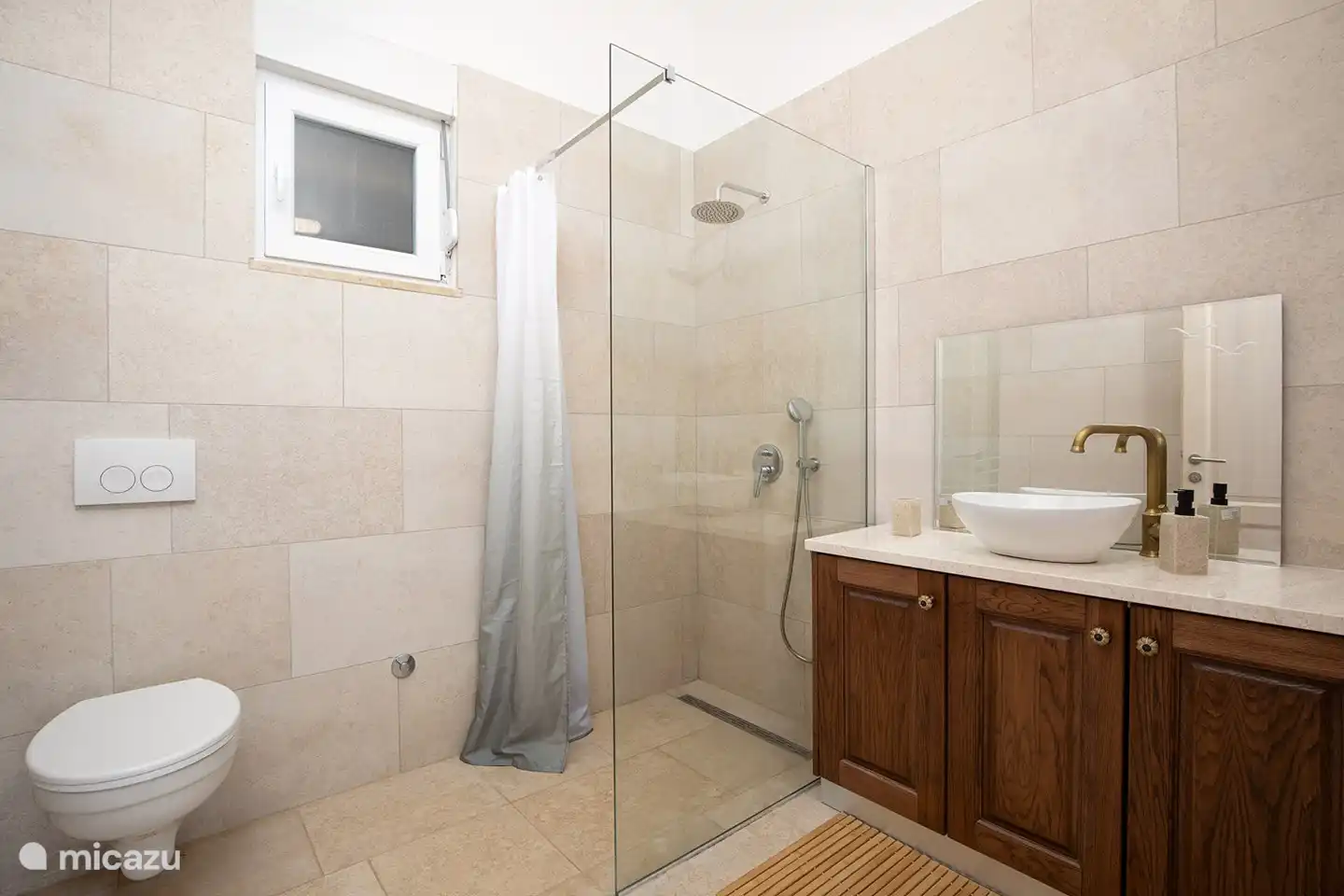 Cuarto de baño con lavabo y ducha a ras de suelo