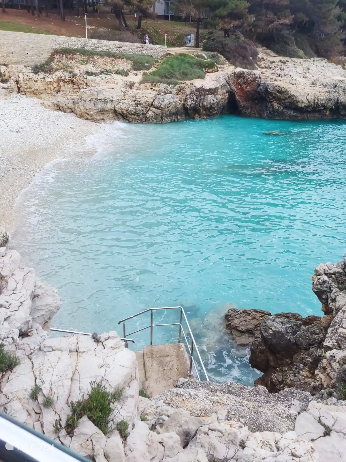 Hawaiian Cove Beach: una de nuestras playas favoritas de Pula. En la ruta de senderismo Verudela, las playas de rocas y guijarros se alternan y ofrecen un maravilloso enfriamiento en el mar azul claro. 