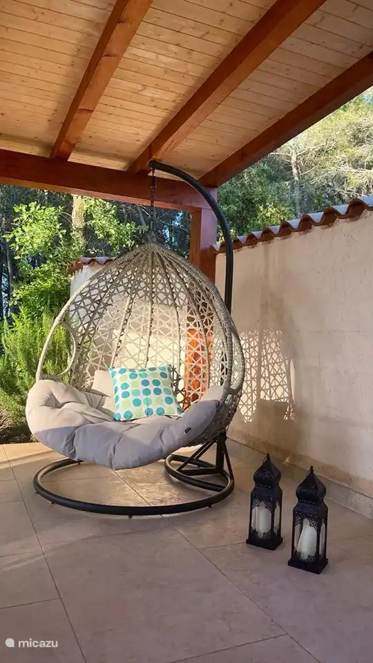 Deja que tu alma cuelgue en esta lujosa silla colgante