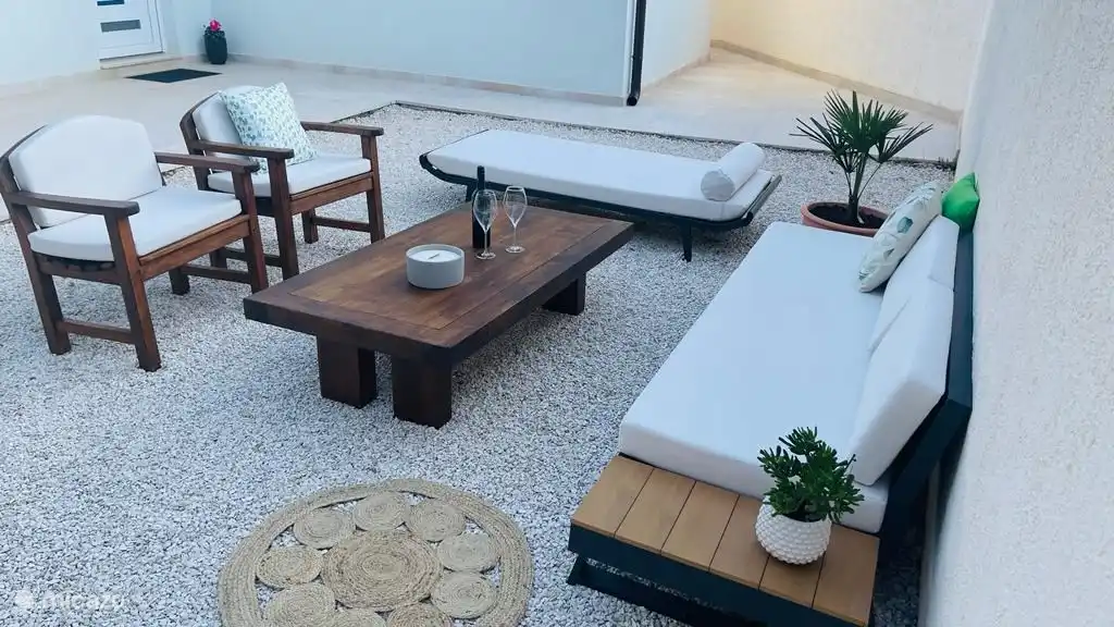 Se pueden usar dos sofás muy cómodos con una mesa auxiliar para horas de lectura relajante, así como para un agradable momento de café.