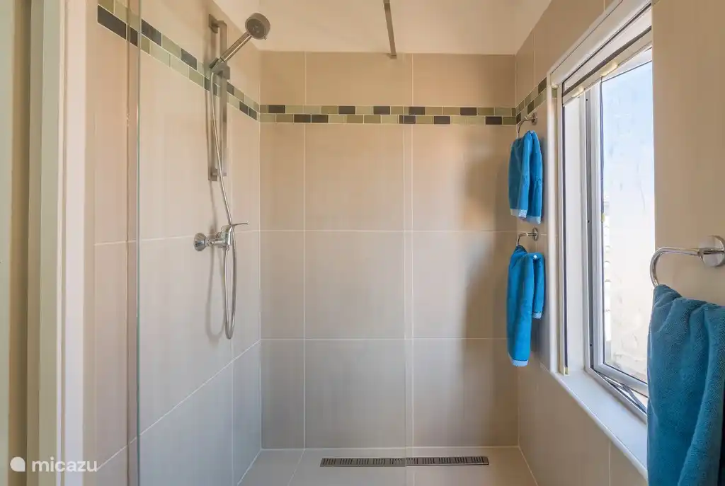 Salle de bain troisième et quatrième chambre