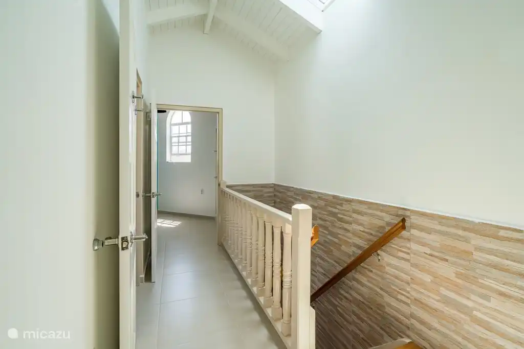 Escaliers à l'étage vers la troisième et la quatrième chambre