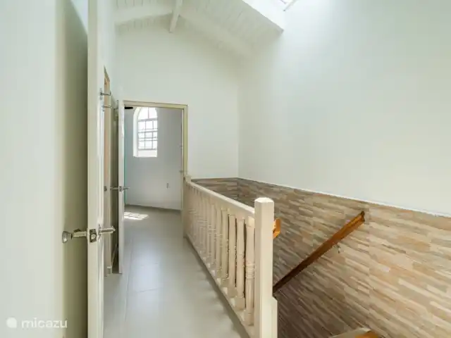 Way2Cool appartement Ocean Resort | Curaçao, Banda Ariba (est), Mambo Beach - penthouse Escaliers à l'étage vers la troisième et la quatrième chambre