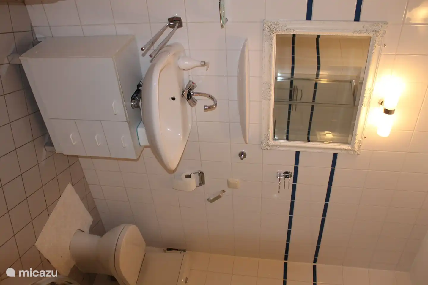 salle de bain avec lavabo