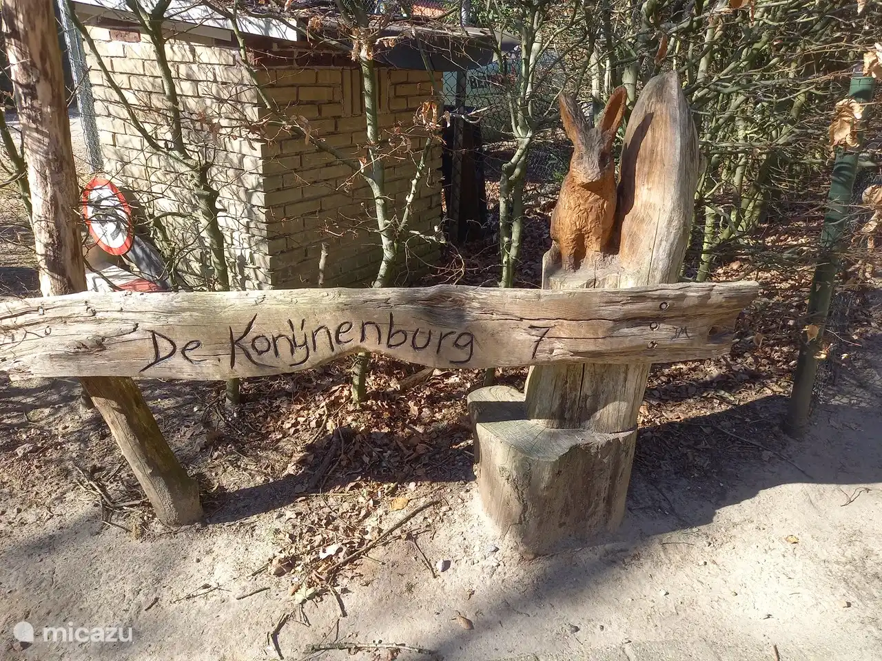 De Konijnenburg is een rustig park gelegen tussen bos en heide. Het ligt heerlijk vrij. Hier word je wakker met het geluid van de vogels en kan je 's avonds veel sterren zien.