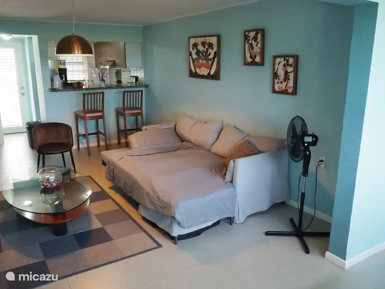 Sofá cama en salón para 3ª persona.