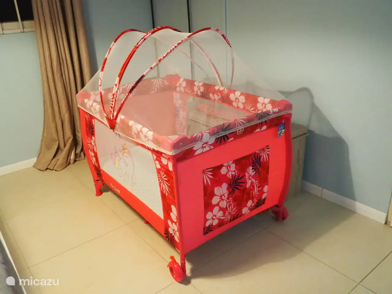 Cuna (se puede alquilar extra) con ropa suficiente.