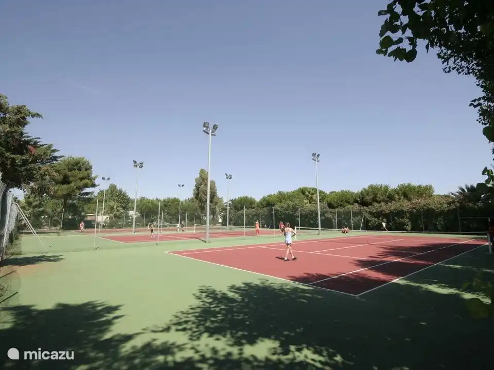 Tennisplatz auf dem Campingplatz