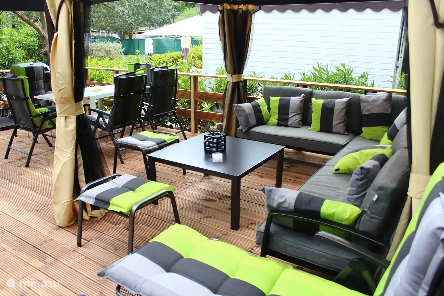 Terrasse mit Lounge-Set