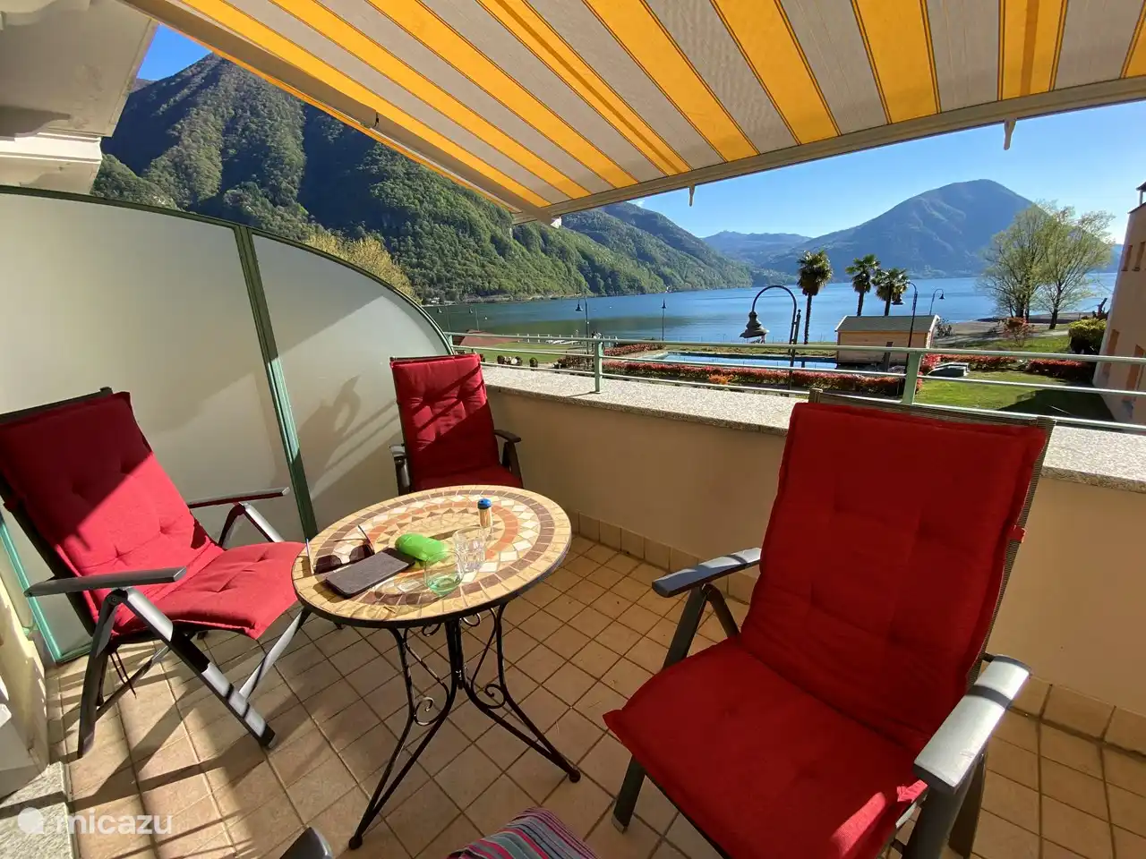 Genießen Sie die Aussicht vom Balkon.