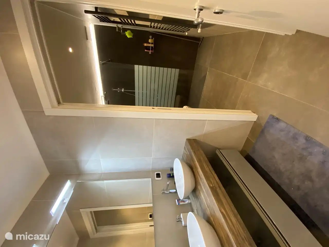 Zum Schließen des Badezimmers mit Schiebetür