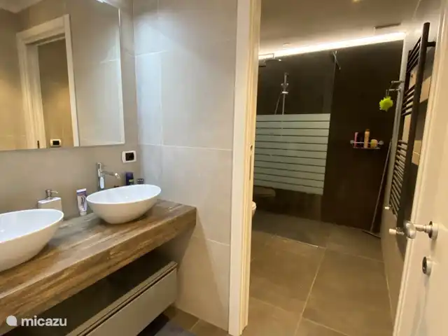 Porto Letizia - Apartamento P6 en Italia, Lagos italianos, Porlezza - apartamento El baño se puede cerrar con una puerta corredera.