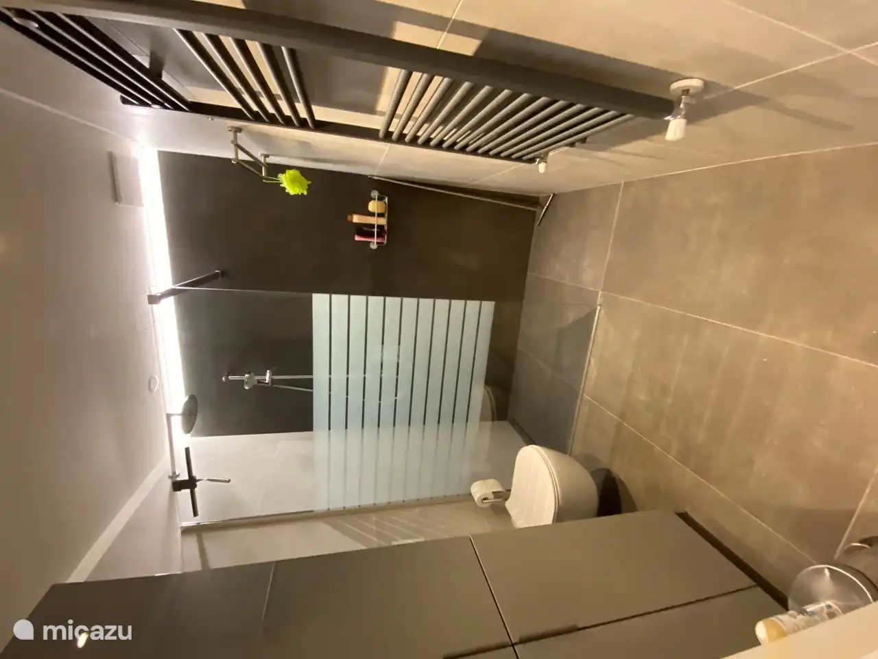 Waschmaschine im Schrank vorhanden.
