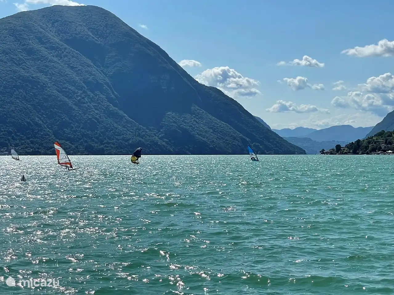 Gegen 15:00 Uhr kommt eine Brise auf, go surf! Regal und Pack zu vermieten.