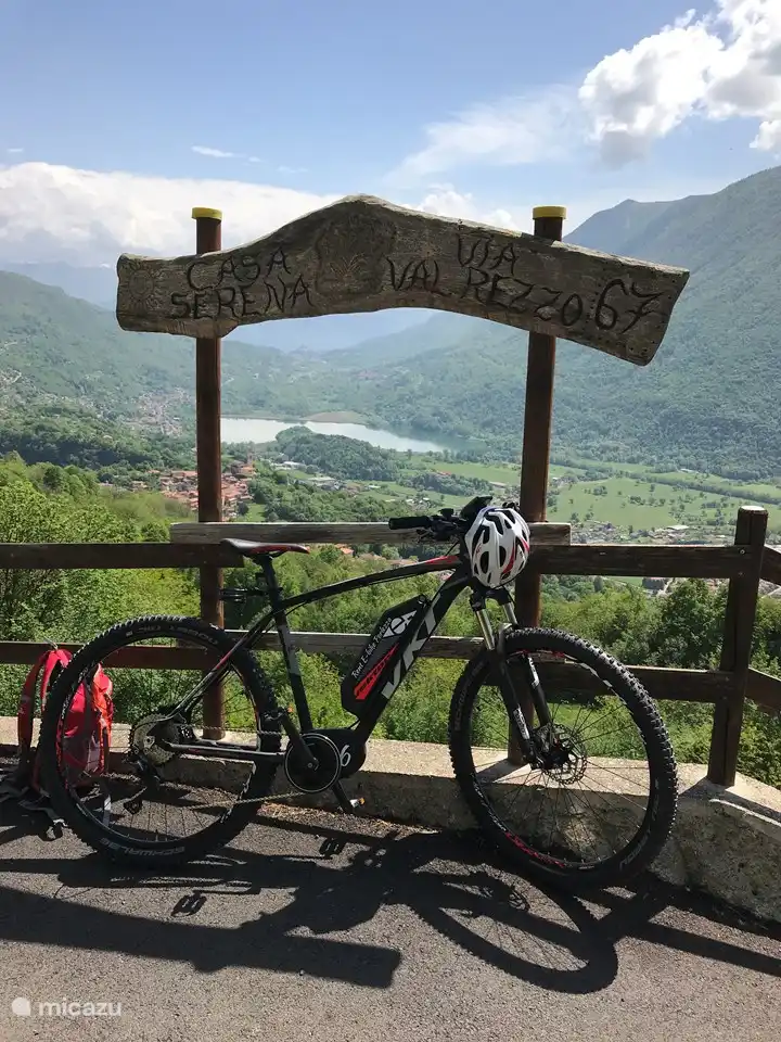 Mit Blick auf den Lago di Piano
