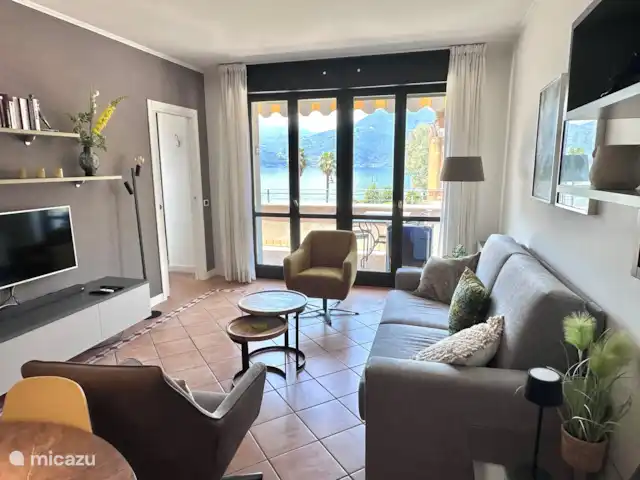 Porto Letizia - Apartamento P6 en Italia, Lagos italianos, Porlezza - apartamento Amplia sala de estar, con puertas que dan a un amplio balcón. Equipado con calefacción/aire acondicionado.
Además de 2 sillones separados, un sofá para 2-3 personas, que también se puede plegar fácilmente en una cama doble.