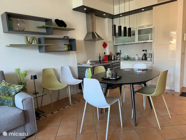 Porto Letizia - Apartamento P6 en Italia, Lagos italianos, Porlezza - apartamento Cocina moderna con placa de inducción, combinación de horno/microondas, lavavajillas, nespresso, amplia nevera con placa de inducción. 
congelador.
Mesa de comedor variable con sillas para 4 a 6 personas
gente.