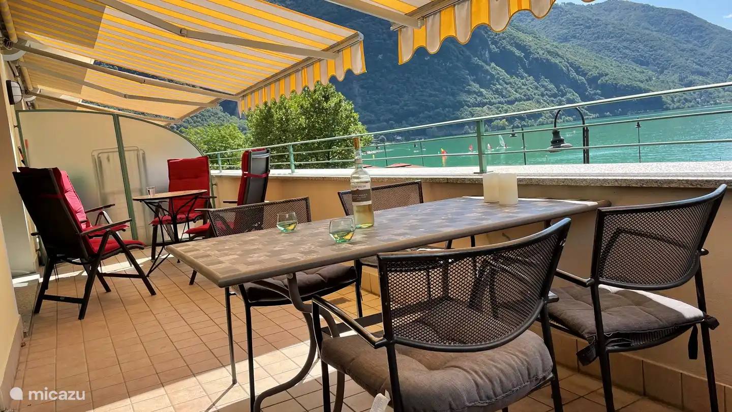 Der schöne geräumige Eckbalkon (8 x 2,5 mtr.) mit elektrisch betriebenen Markisen.
Freie Sicht auch zur Seite/nach hinten.